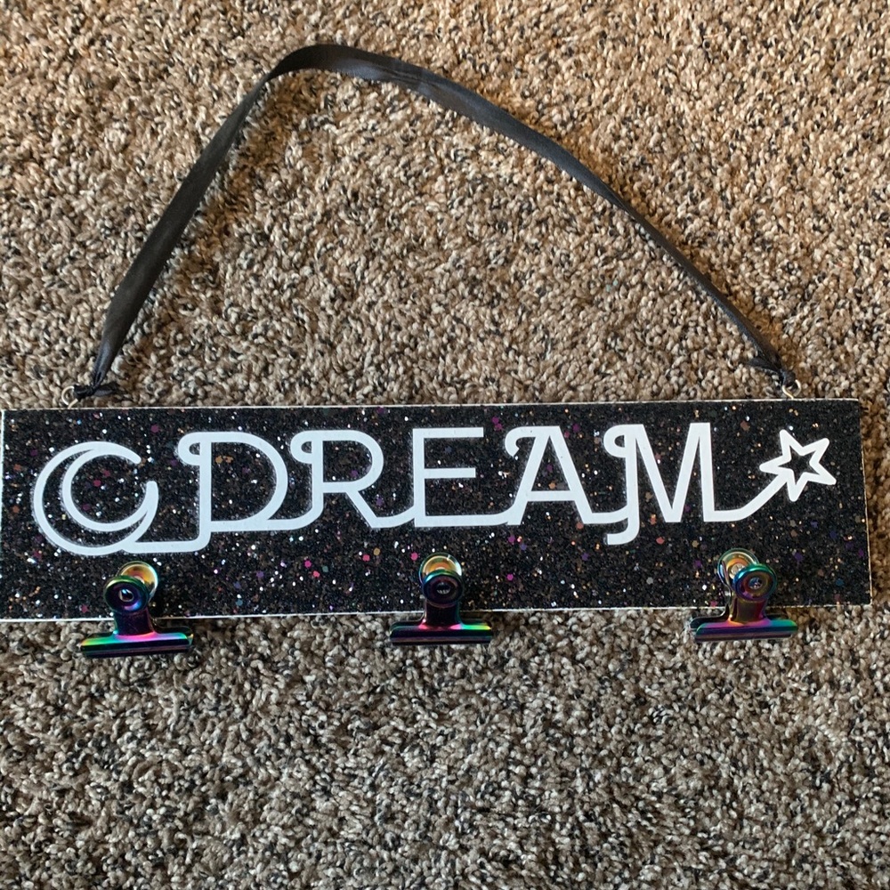 Room decor. - Picture 2 of 3